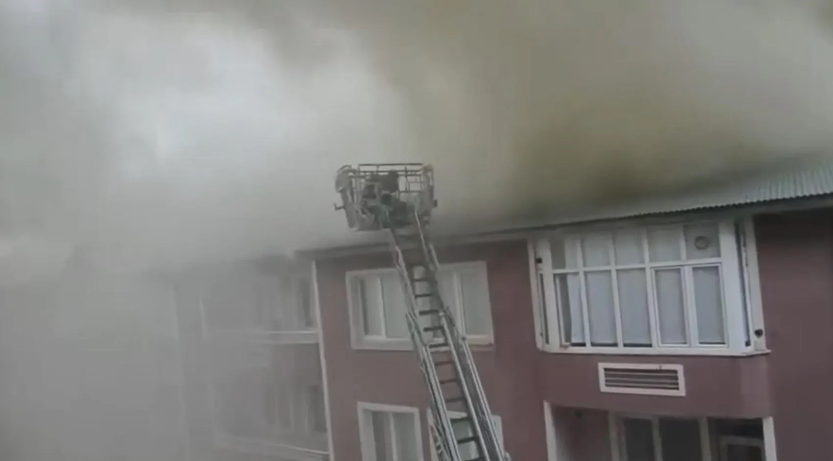 Erzurum'da korku dolu anlar: Beş katlı binanın çatısı alevlere teslim oldu