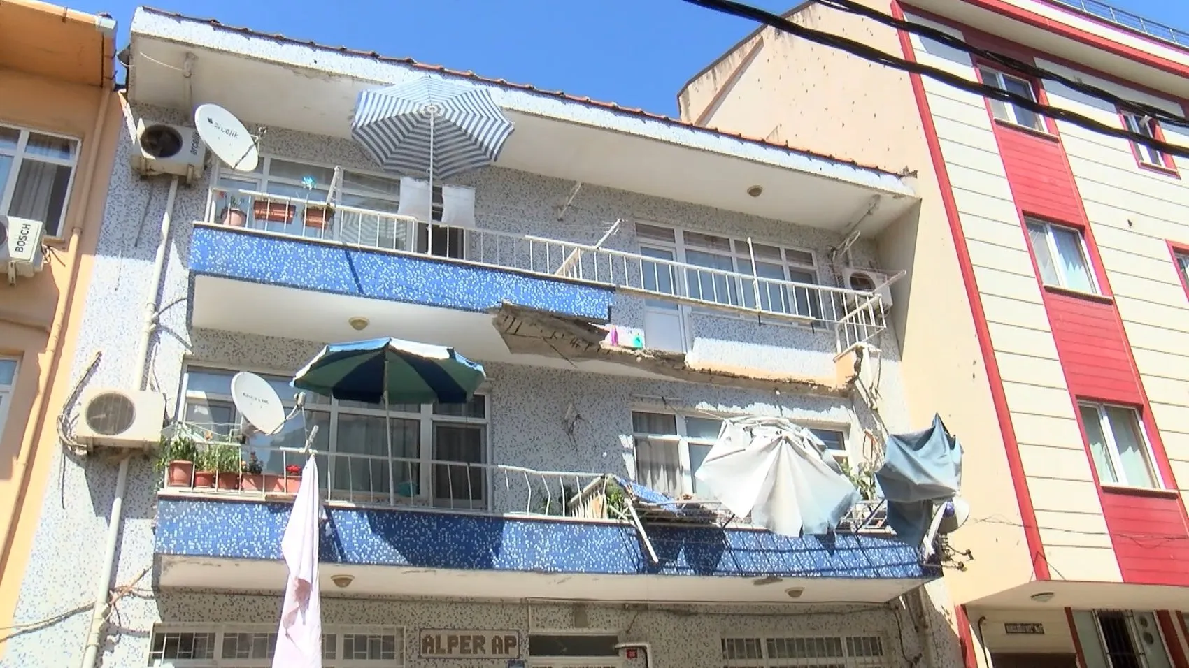 Ümraniye'de apartman balkonu büyük bir gürültüyle caddeye indi