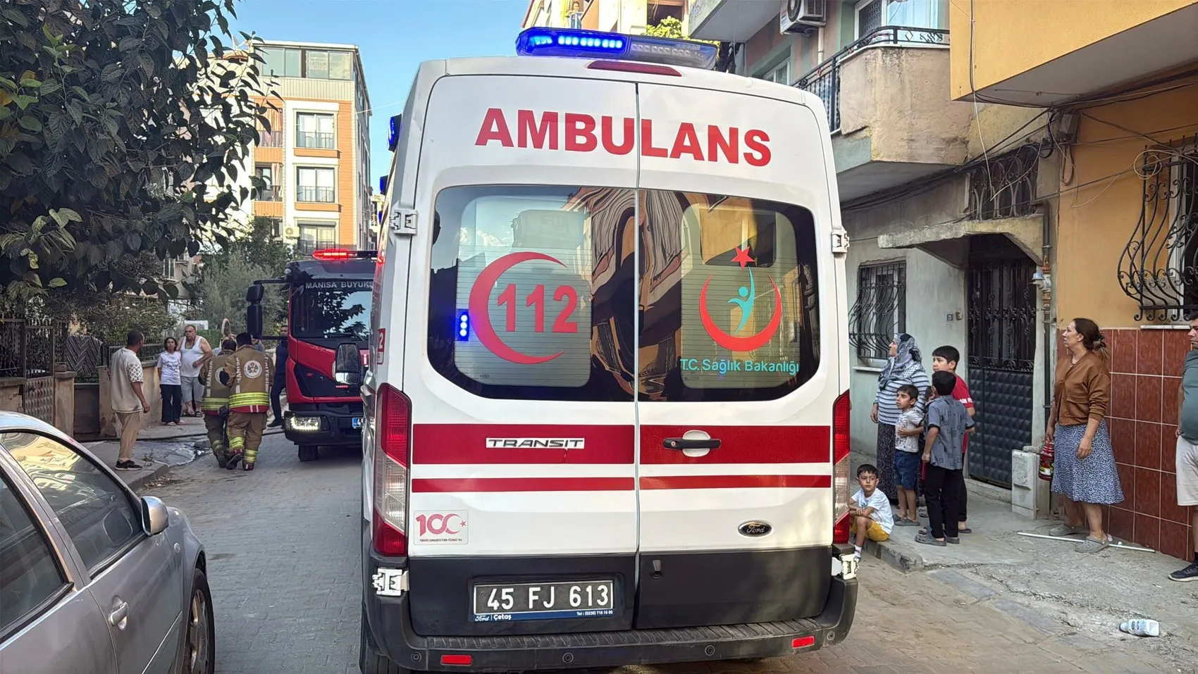 Turgutlu’da çatı yangını Dumandan etkilenen 2 çocuk hastaneye kaldırıldı