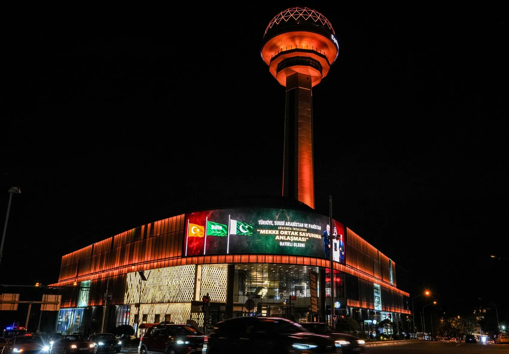 İstanbul ve Ankara’nın simgeleri Mekke Anlaşması için ışıklandırıldı