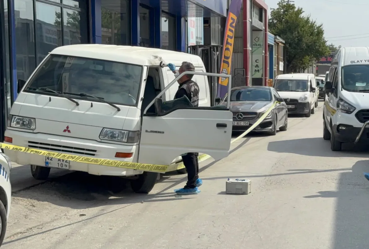 Konya’da lüks araçlı hırsızlar minibüsteki 1 milyon lirayı saniyeler içinde çaldı