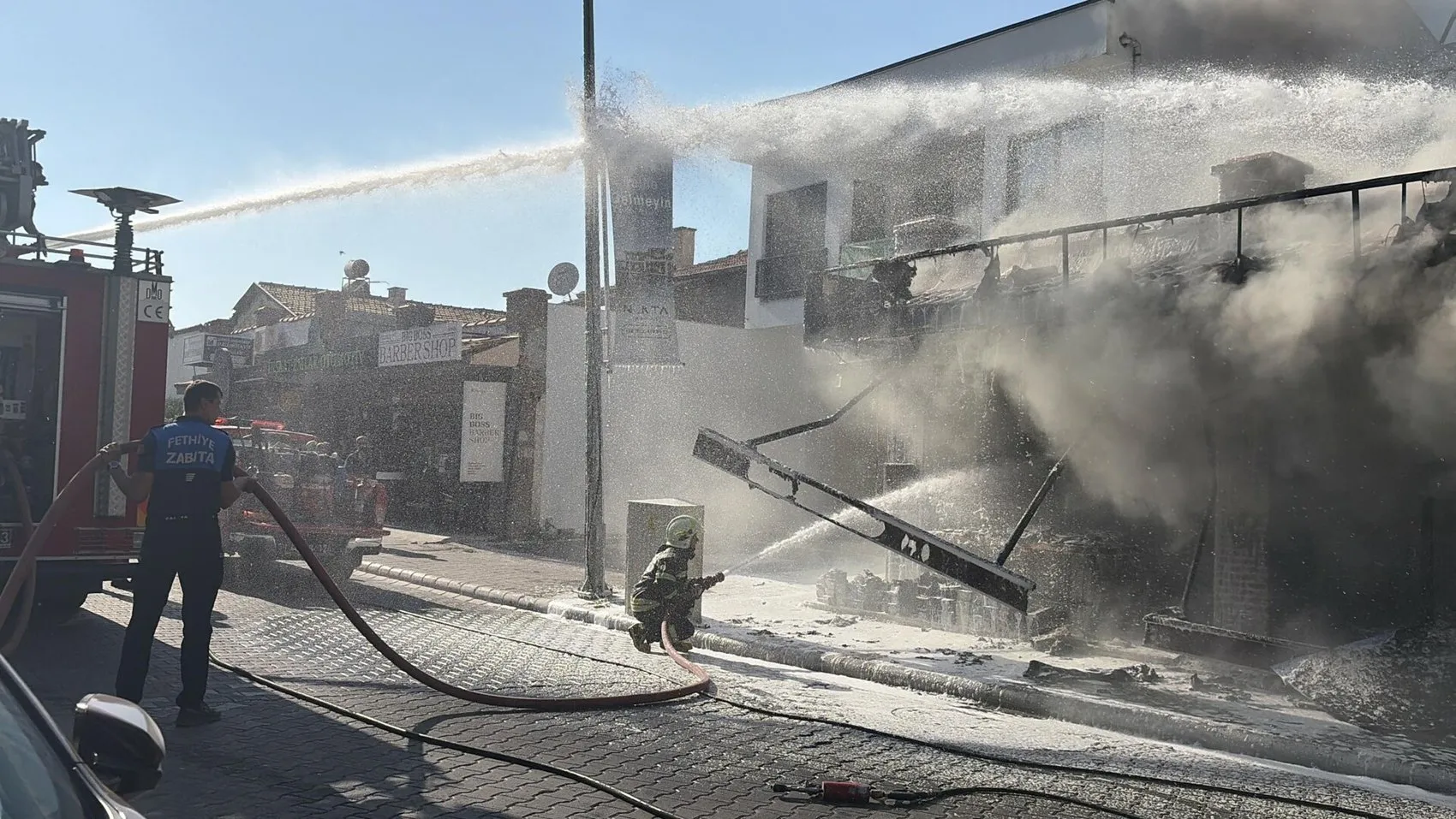 Fethiye’deki ayakkabı mağazasında yangın paniği