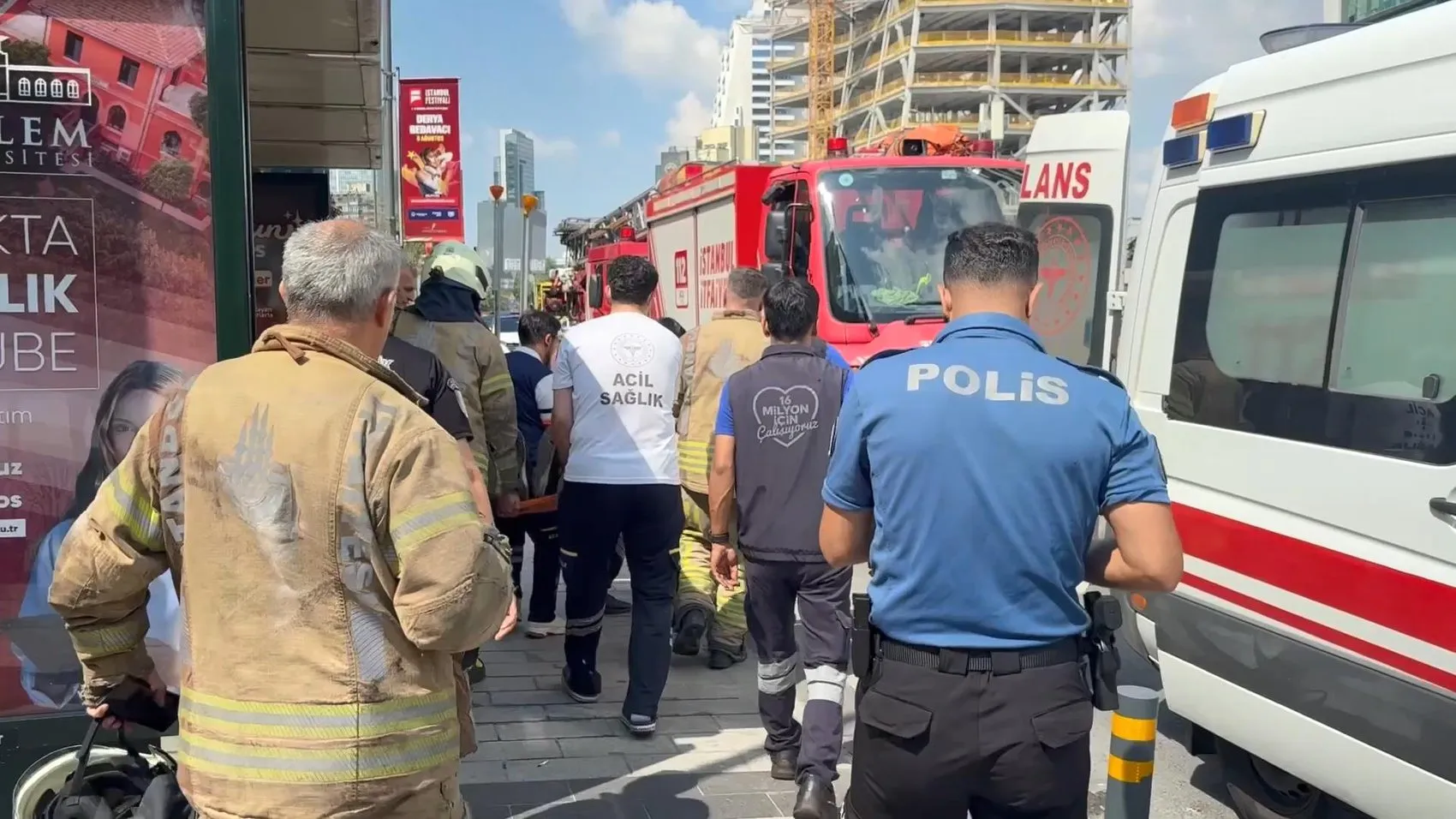 Metro beklerken raylara düşen görme engelli genç kurtarıldı