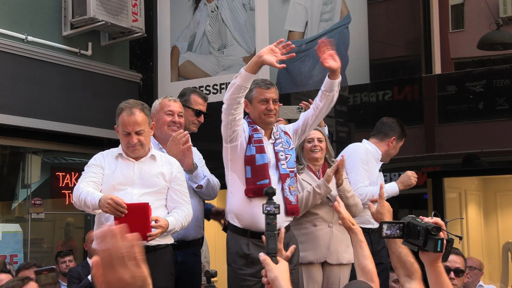 Özgür Özel Trabzon sokaklarında iktidar mesajı verdi
