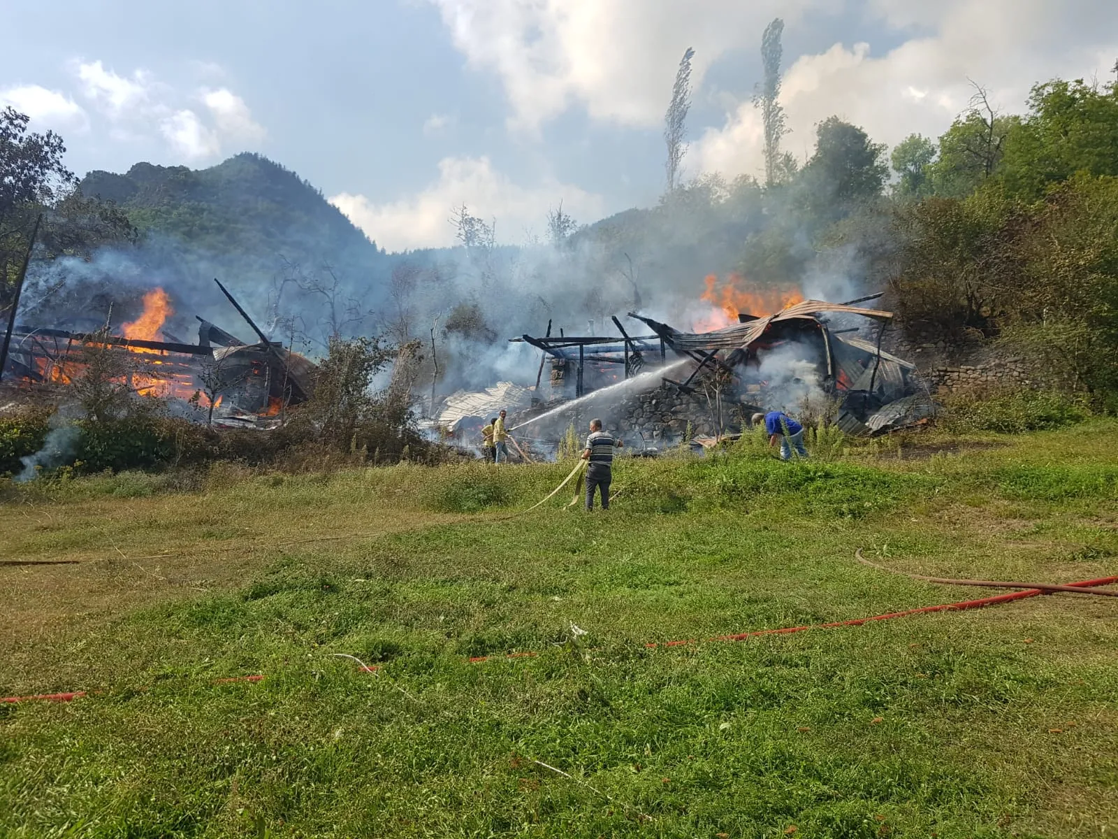 Şavşat'ta yangın iki evi küle çevirdi