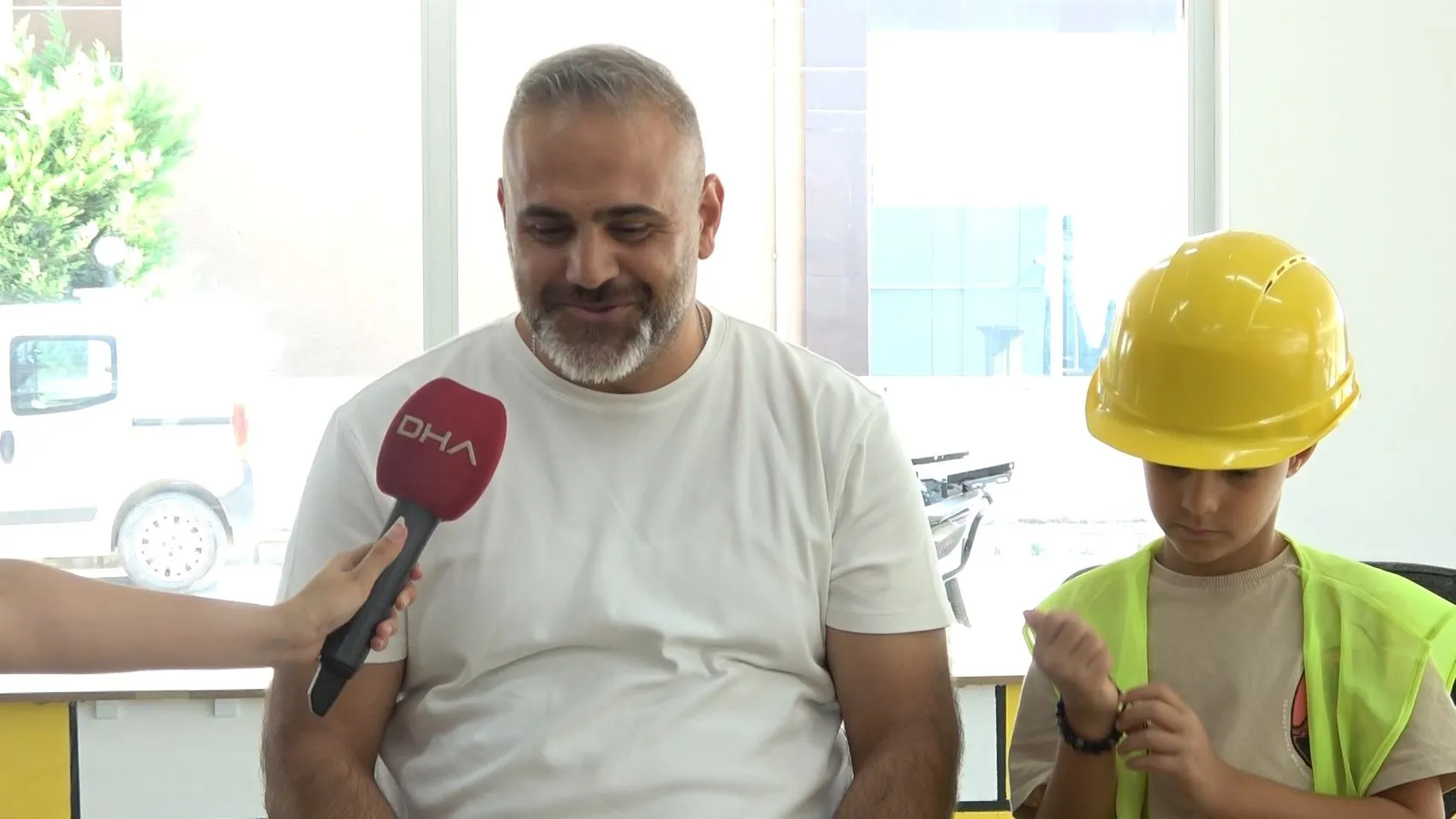 Bursa'da çocuklar bahane, yetişkinler iş makinesi başında şantiye kuruyor