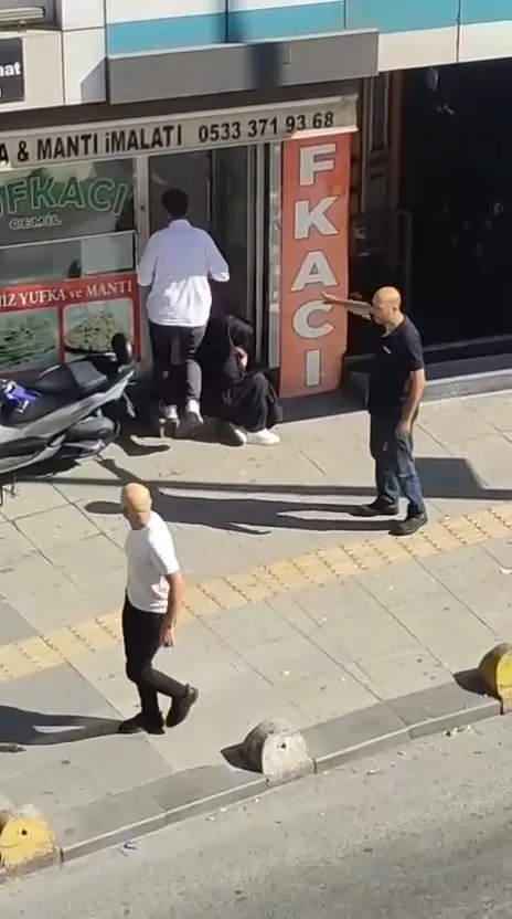Yufkacının önünde eşini vurdu, iş yerinde kendini rehin aldı