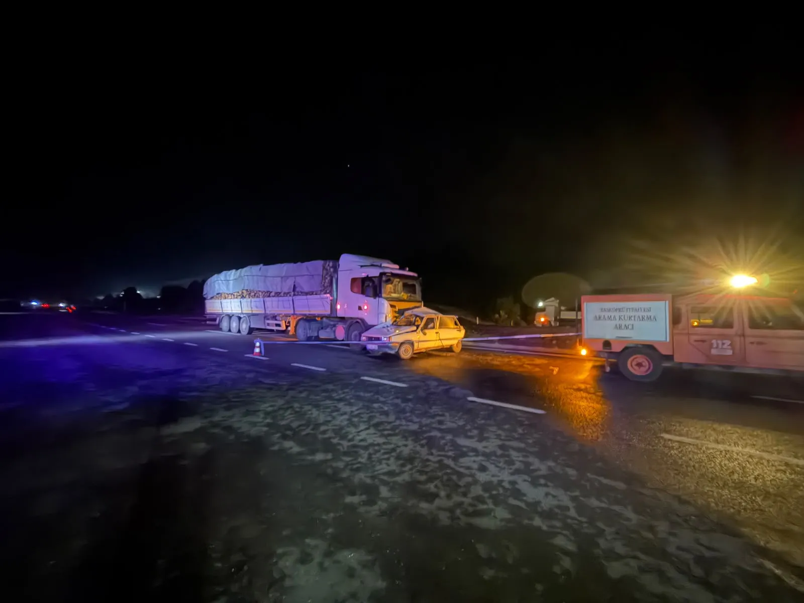 Kastamonu'da feci kaza TIR ve otomobil çarpıştı