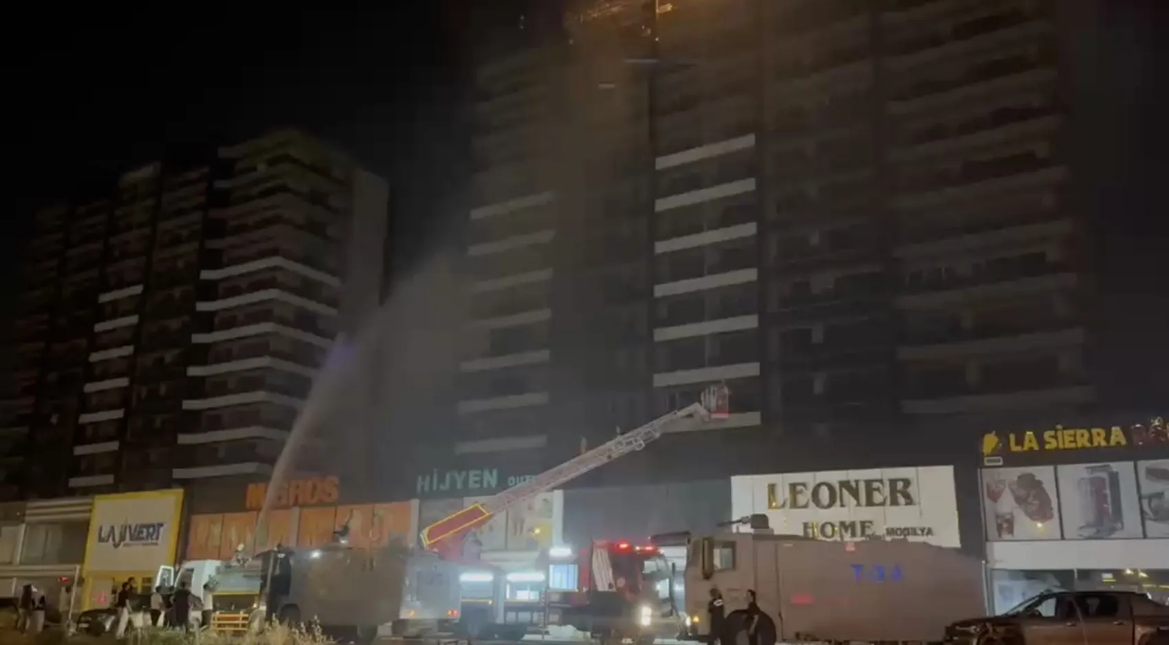 Diyarbakır'da ofis binasında yangın, vali olay yerinde