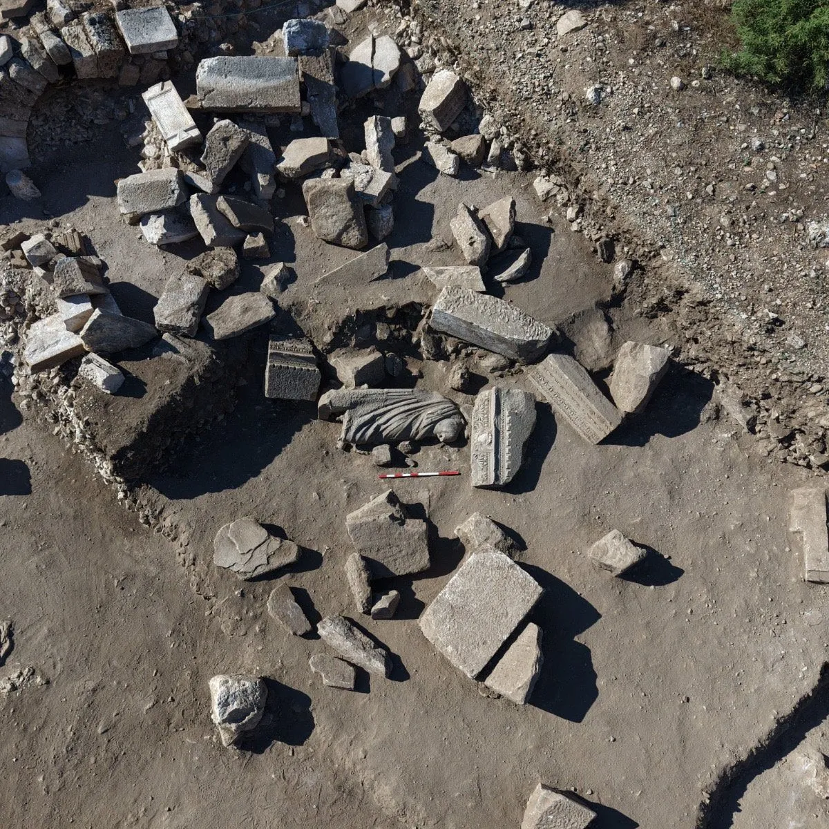 Aspendos'ta bin 800 yıllık sağlık tanrısı heykeli bulundu