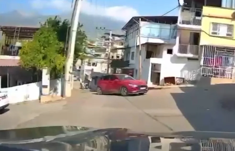 İskenderun’da yol verme çabası kazayla bitti