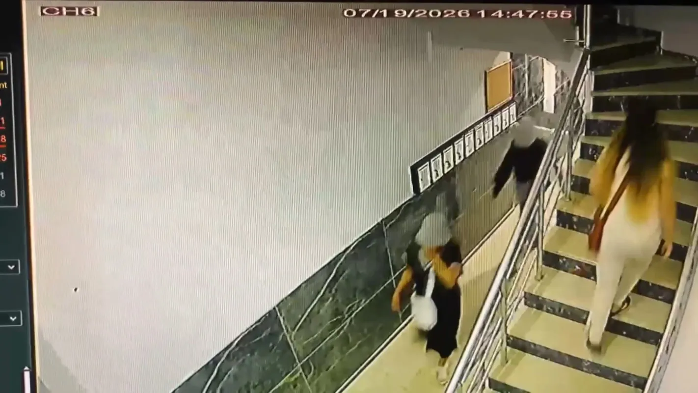 Zeytinburnu'nda kapı kilidini kıran hırsızlar yakalandı