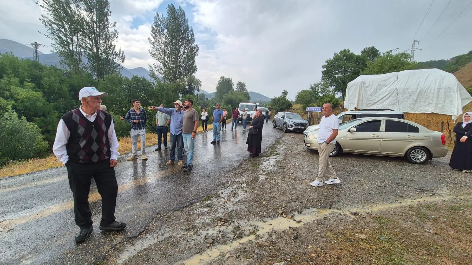 Bingöl'de şiddetli yağış yolu trafiğe kapattı