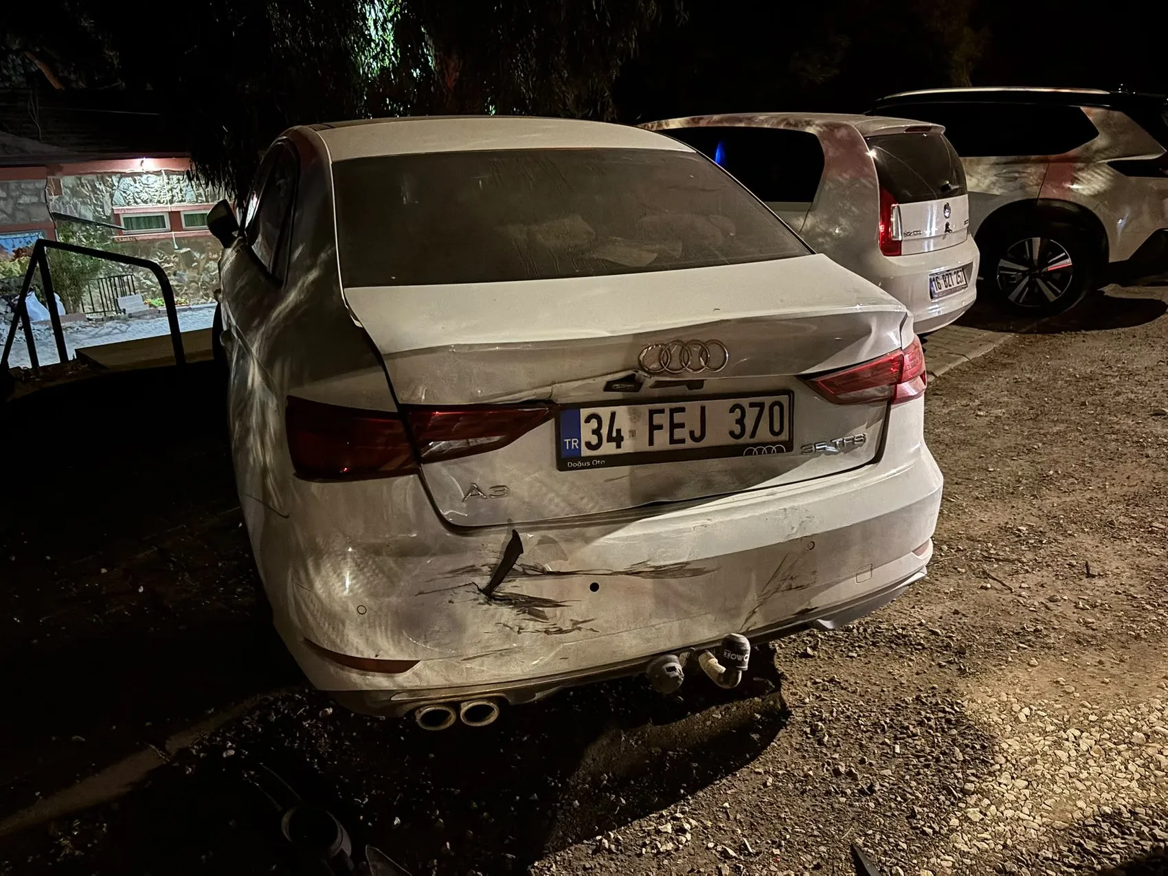 Ayvalık'ta direksiyon başında fenalaşan sürücü büstü devirdi