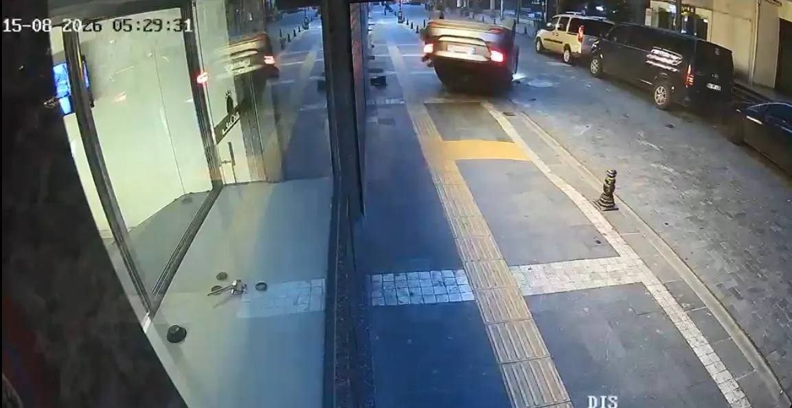 Akçaabat'ta kontrolden çıkan otomobil takla atarak ters döndü