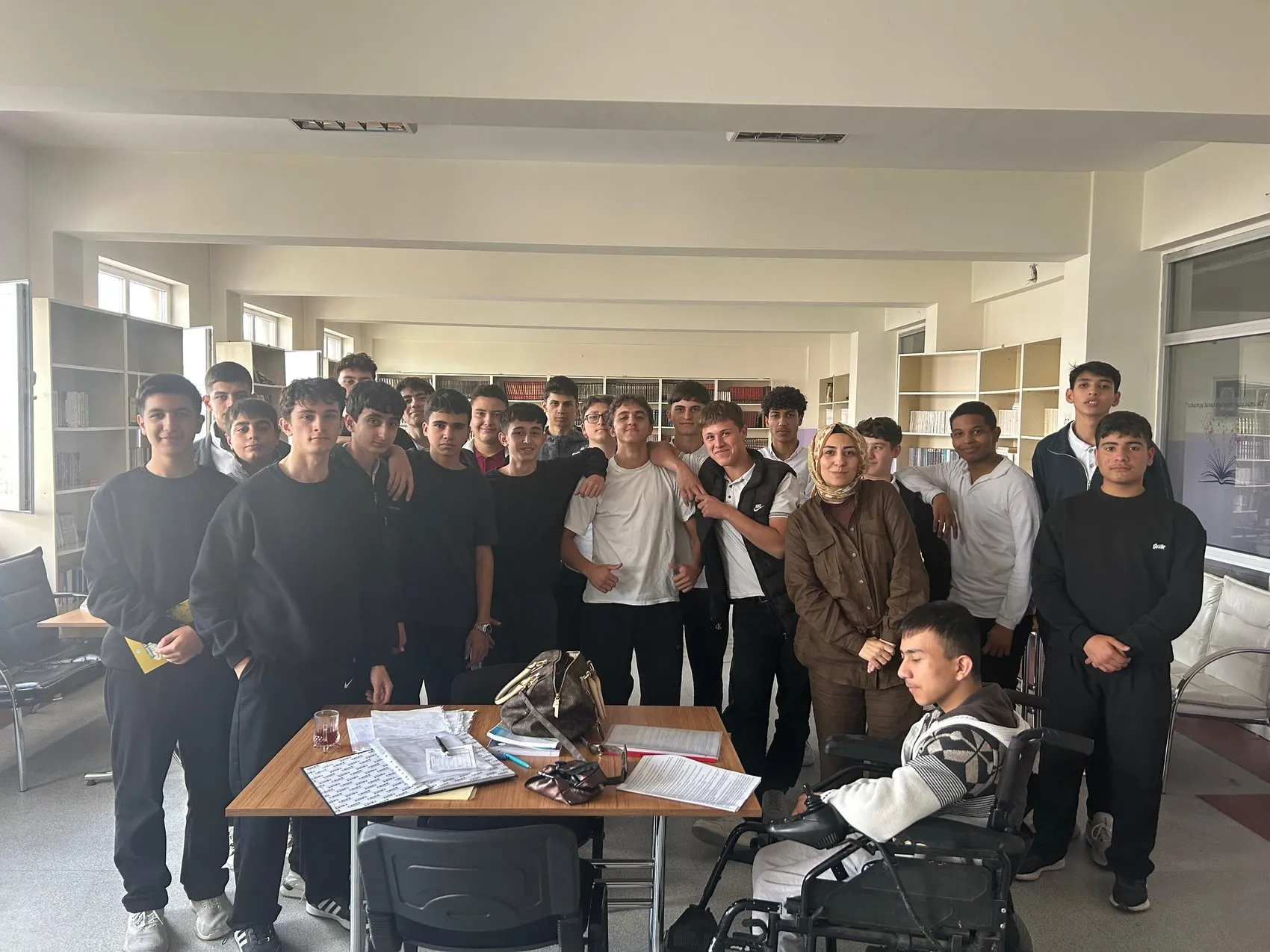 Bir öğretmenin hayali gerçek oldu 500 kitaplık kütüphane 5 bin 500 kitapla doldu