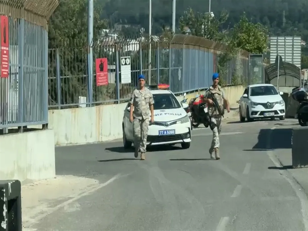 Yalova'da düşen F-16 savaş uçağının kaza anı görüntülendi