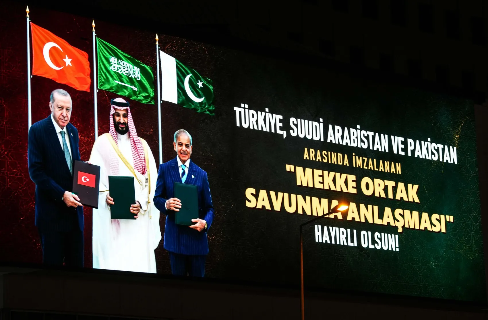 İstanbul ve Ankara’nın simgeleri Mekke Anlaşması için ışıklandırıldı