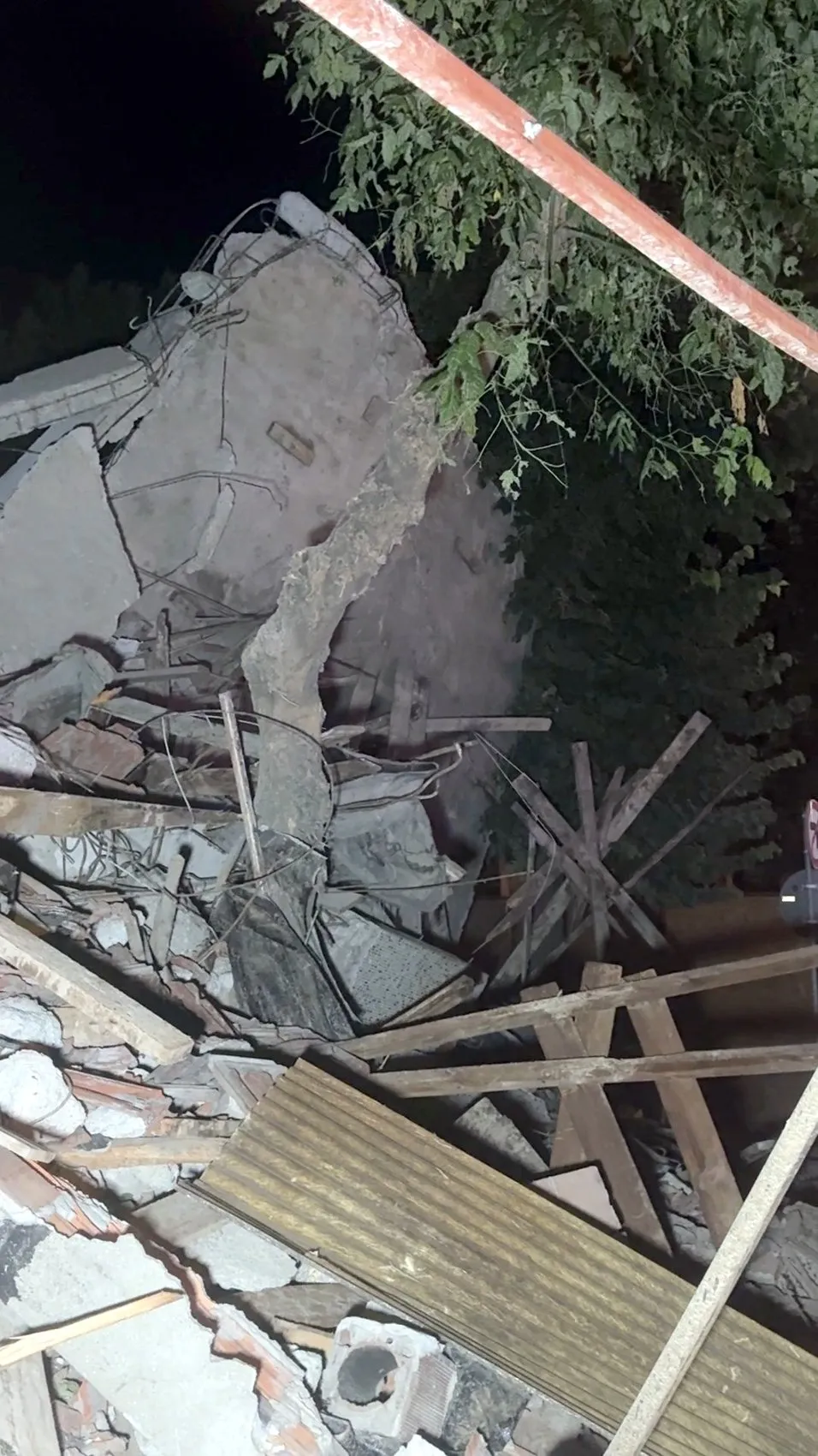 Avcılar'da yarım bırakılan yıkım gece gürültüyle çöktü