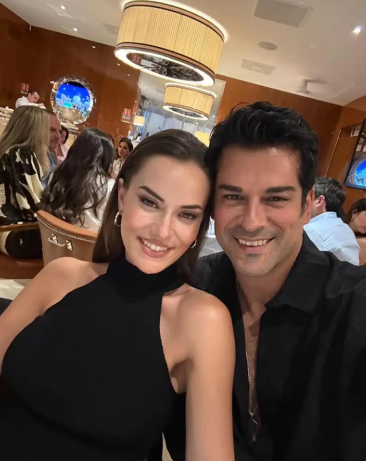 Burak Özçivit ve Fahriye Evcen in bölüm başı kazancı dudak uçuklattı! Haftalık gelirleri ortaya çıktı 1