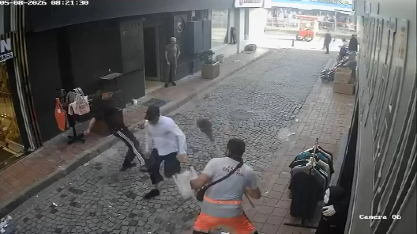 Fatih sokaklarında nefes kesen kovalamaca kameraya yansıdı