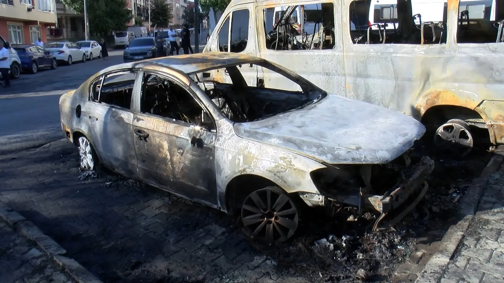 Küçükçekmece'de park halindeki araçları kundaklayıp kaçtı