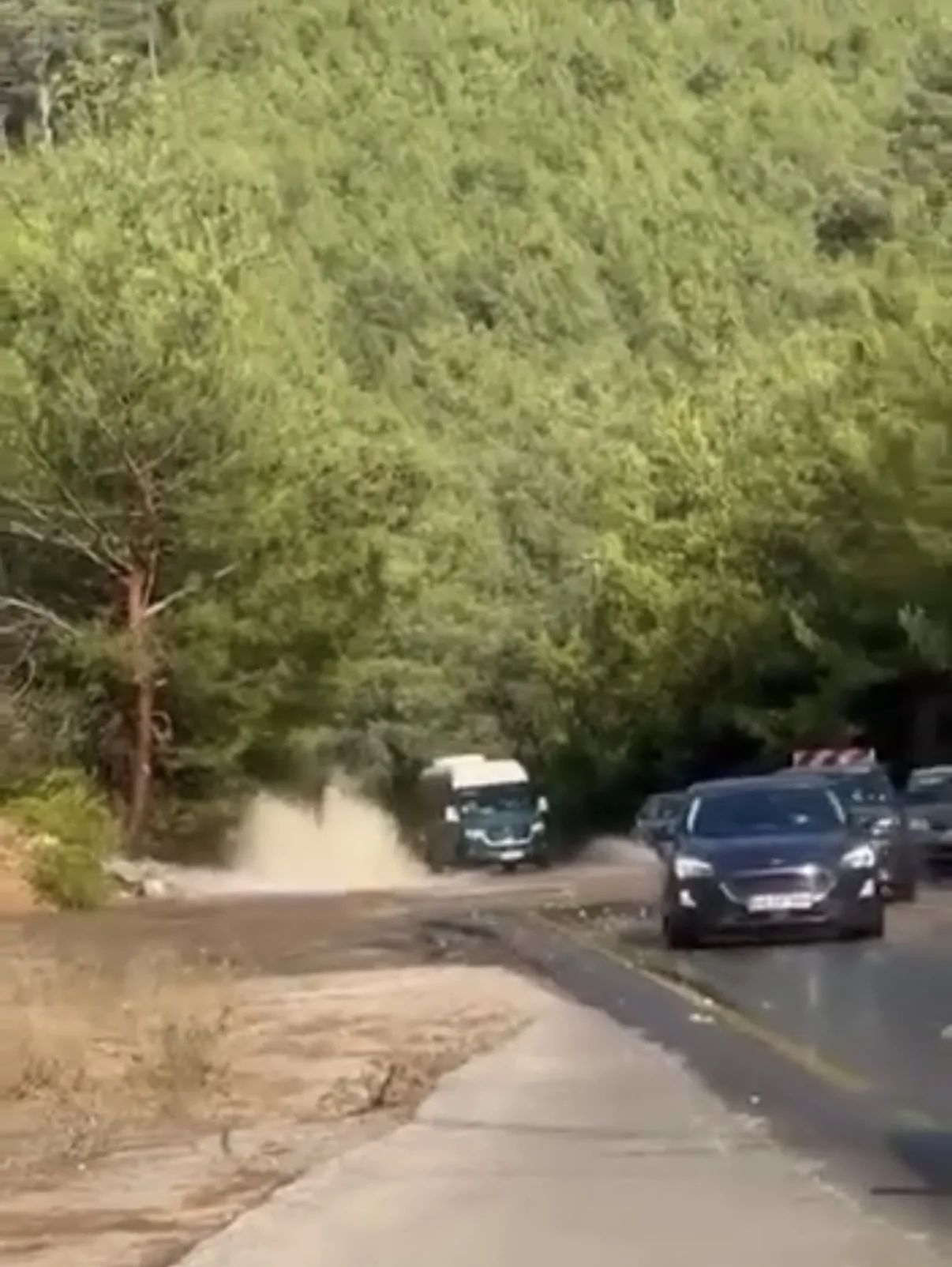 Bodrum trafiğini kilitleyen su hattı patlaması