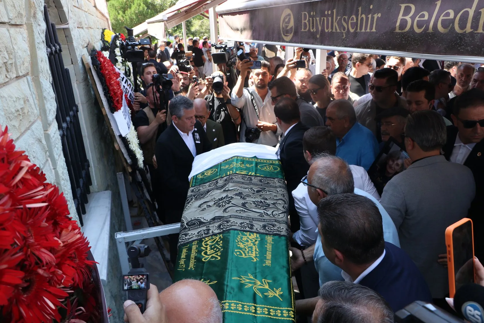Özgür Özel Eskişehir'de acılı gününde Büyükerşen'i yalnız bırakmadı