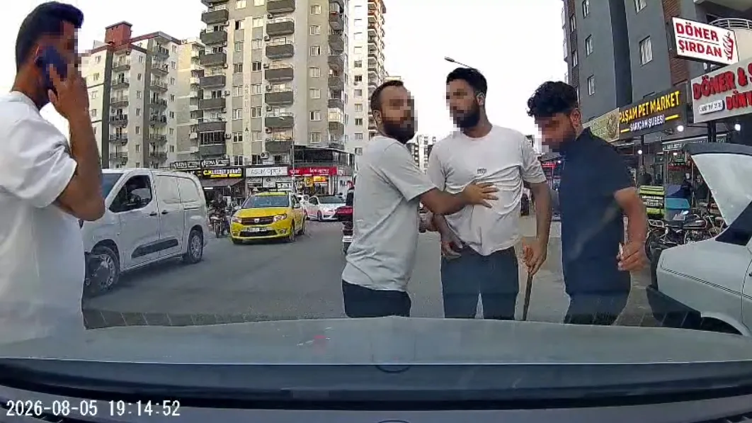 Adana trafiğinde dehşet anları Sürücü testereyle saldırdı