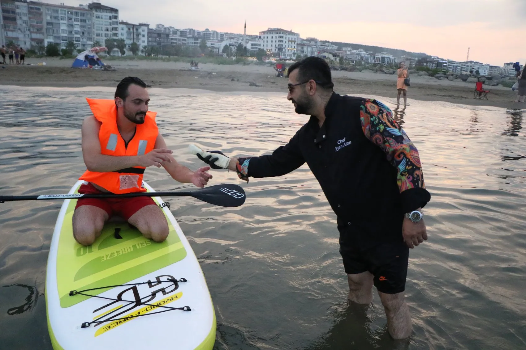 Samsun denizinde kürek sörfü yaparken kebap ziyafeti çektiler