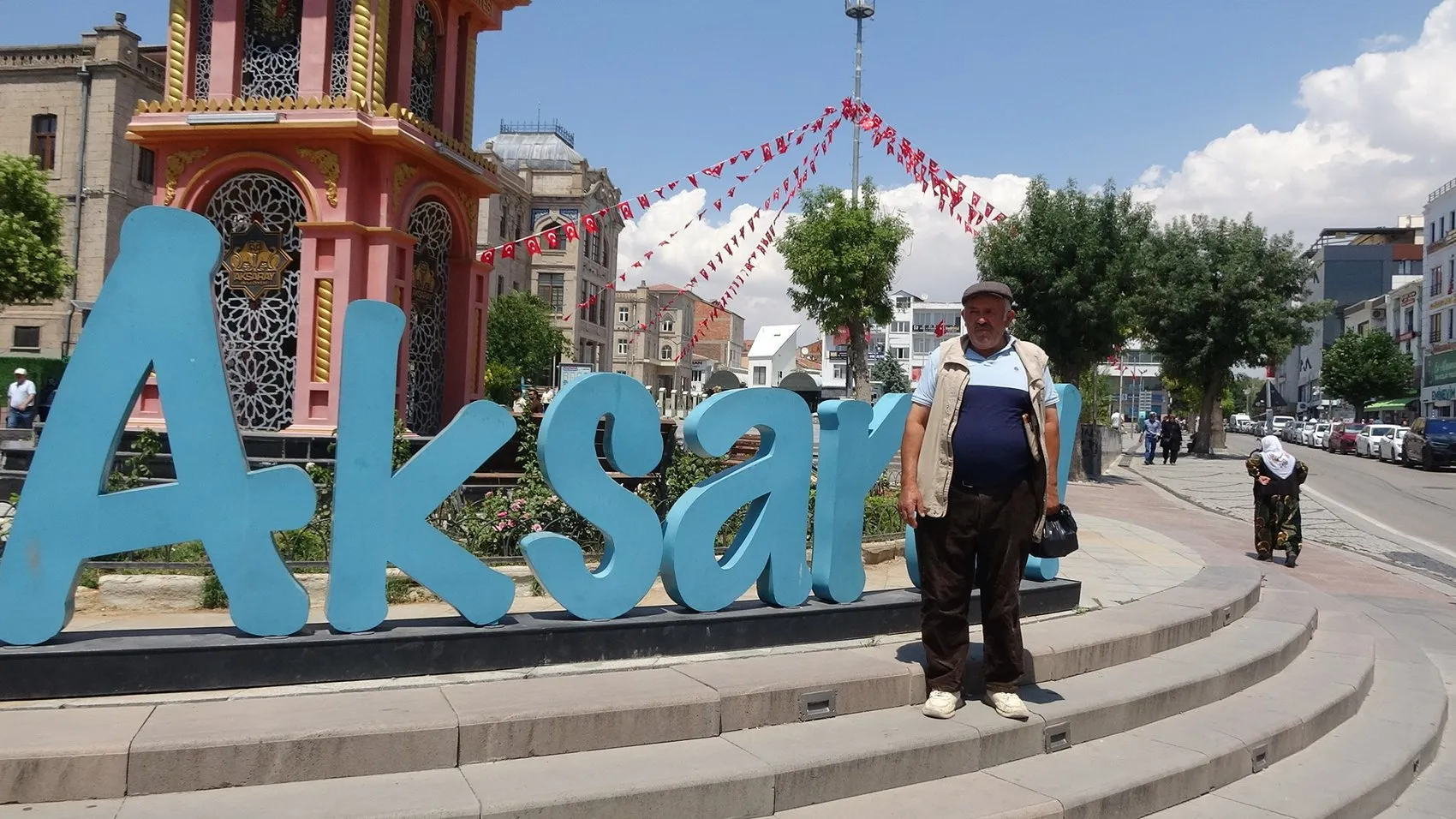 Aksaraylı çiftçiyi dolandırıcılardan banka önündeki polis kurtardı