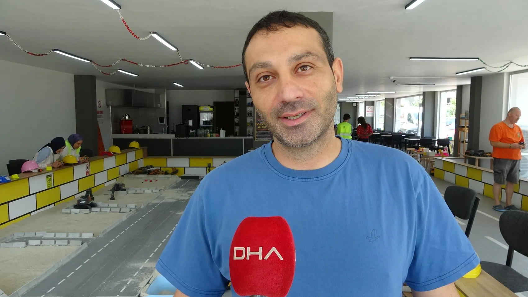 Bursa'da çocuklar bahane, yetişkinler iş makinesi başında şantiye kuruyor