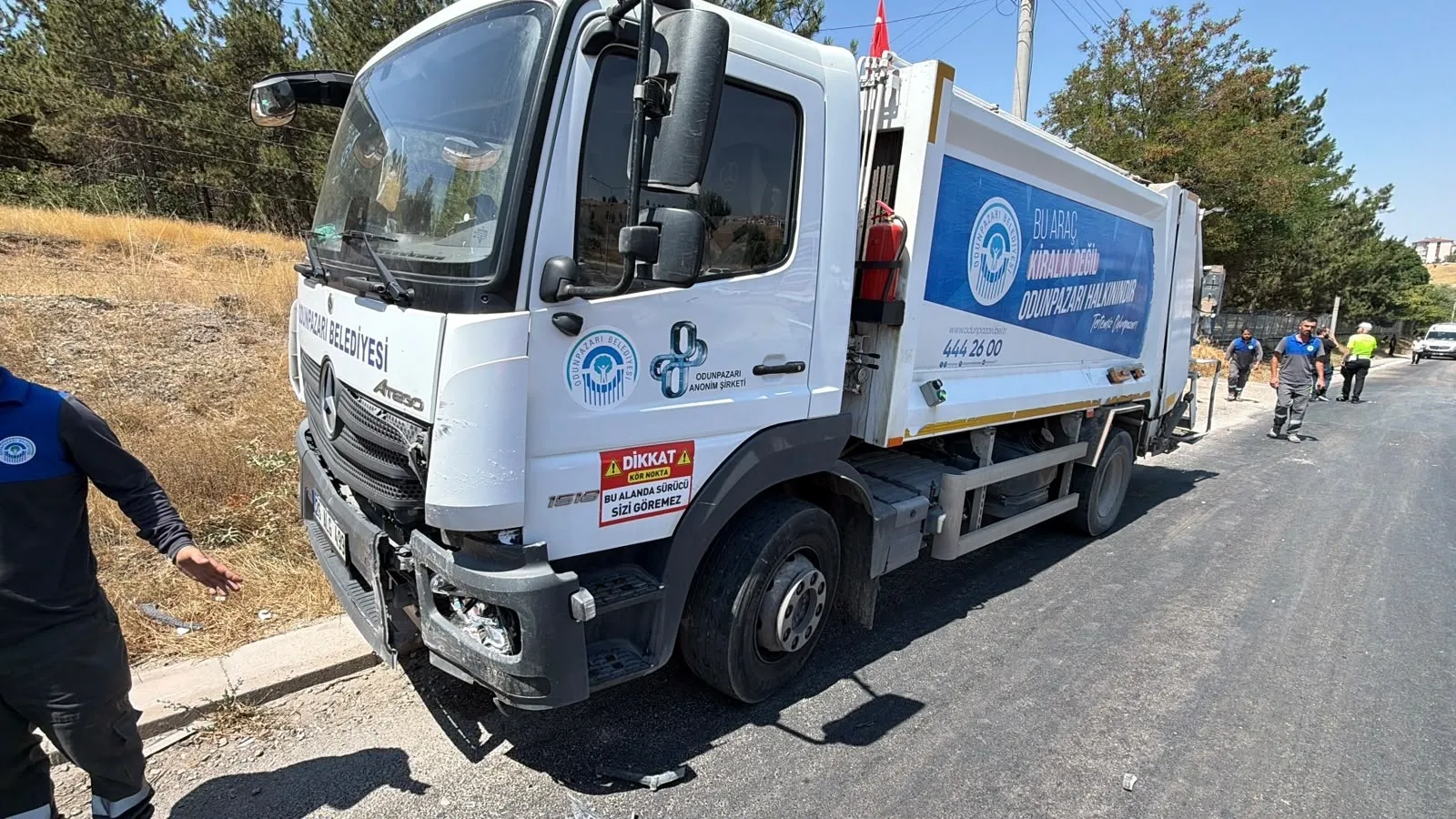 Eskişehir’de feci kaza Otomobil TIR’ın önünde metrelerce sürüklendi