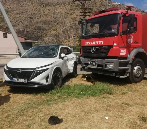 Amasya'da itfaiye aracıyla otomobil çarpıştı