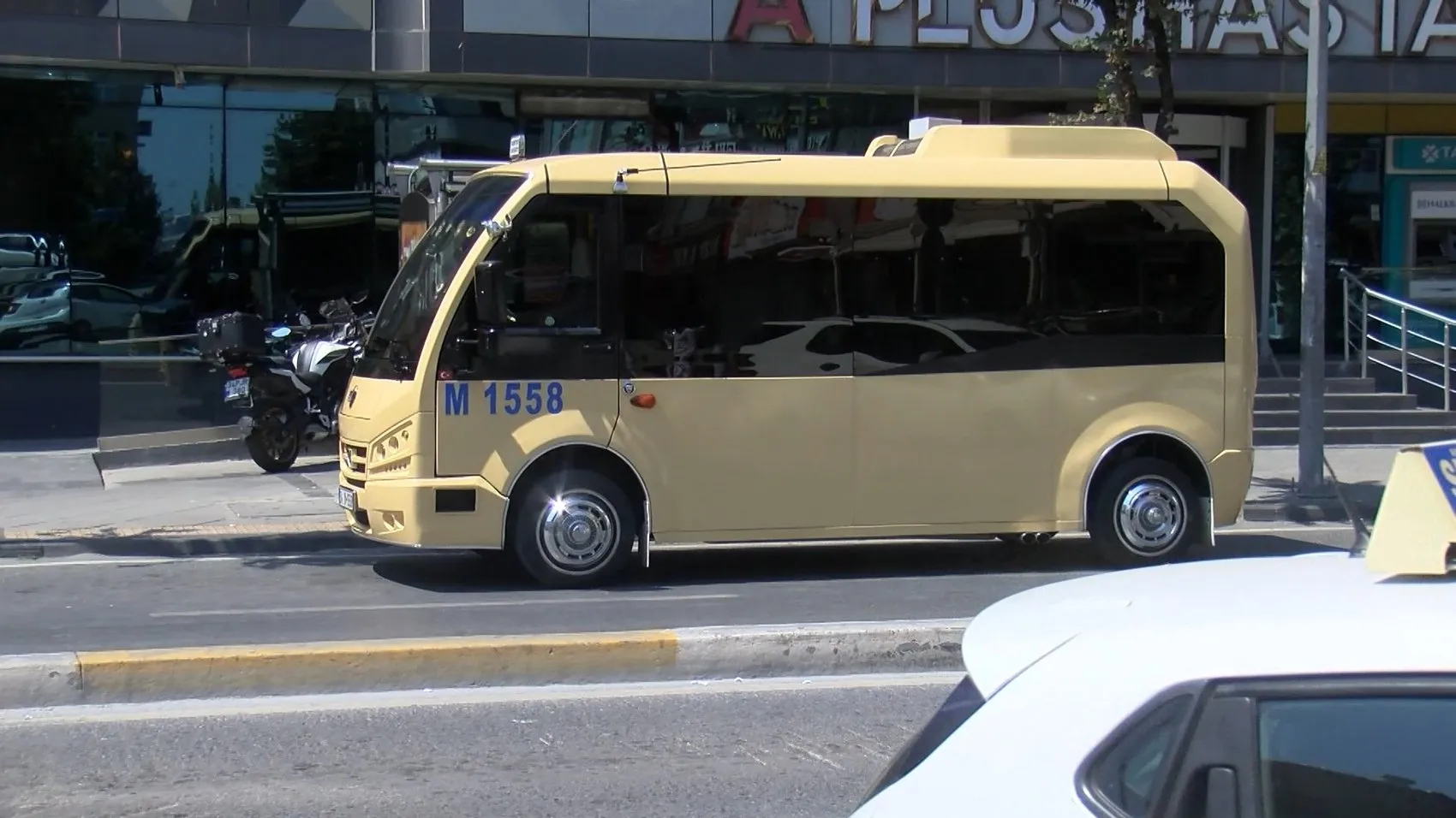 Bahçelievler'de minibüs durağında silahlı saldırı