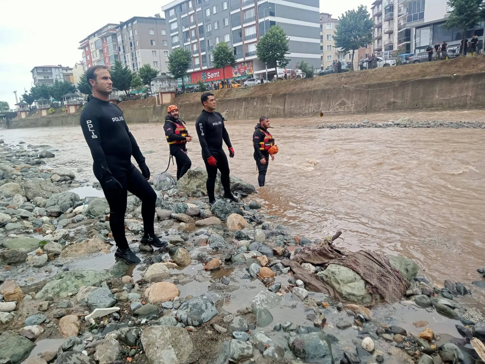 Giresun selinde kaybolan iki kişiyi arama çalışmaları sürüyor