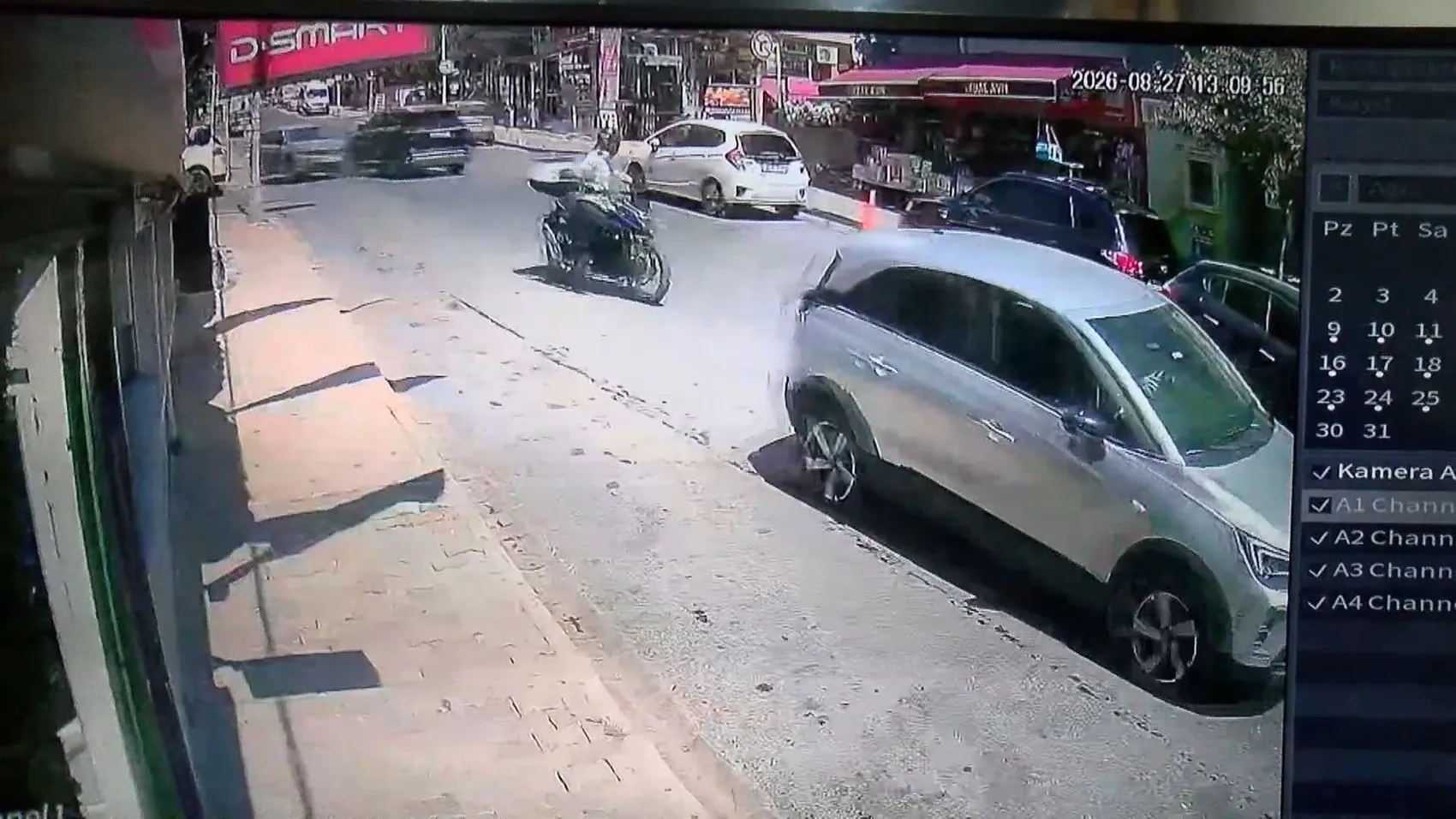 Motokurye kazada yaralanan sürücünün çocuğunu kucağından indirmedi