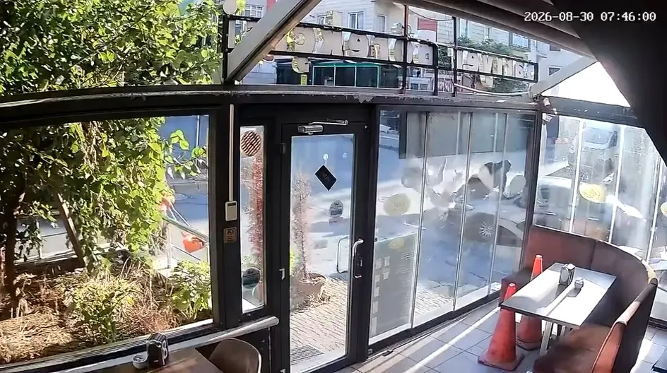 Ümraniye'de sabah trafiğinde korkutan kaza: Çarpışma anı saniye saniye kaydedildi