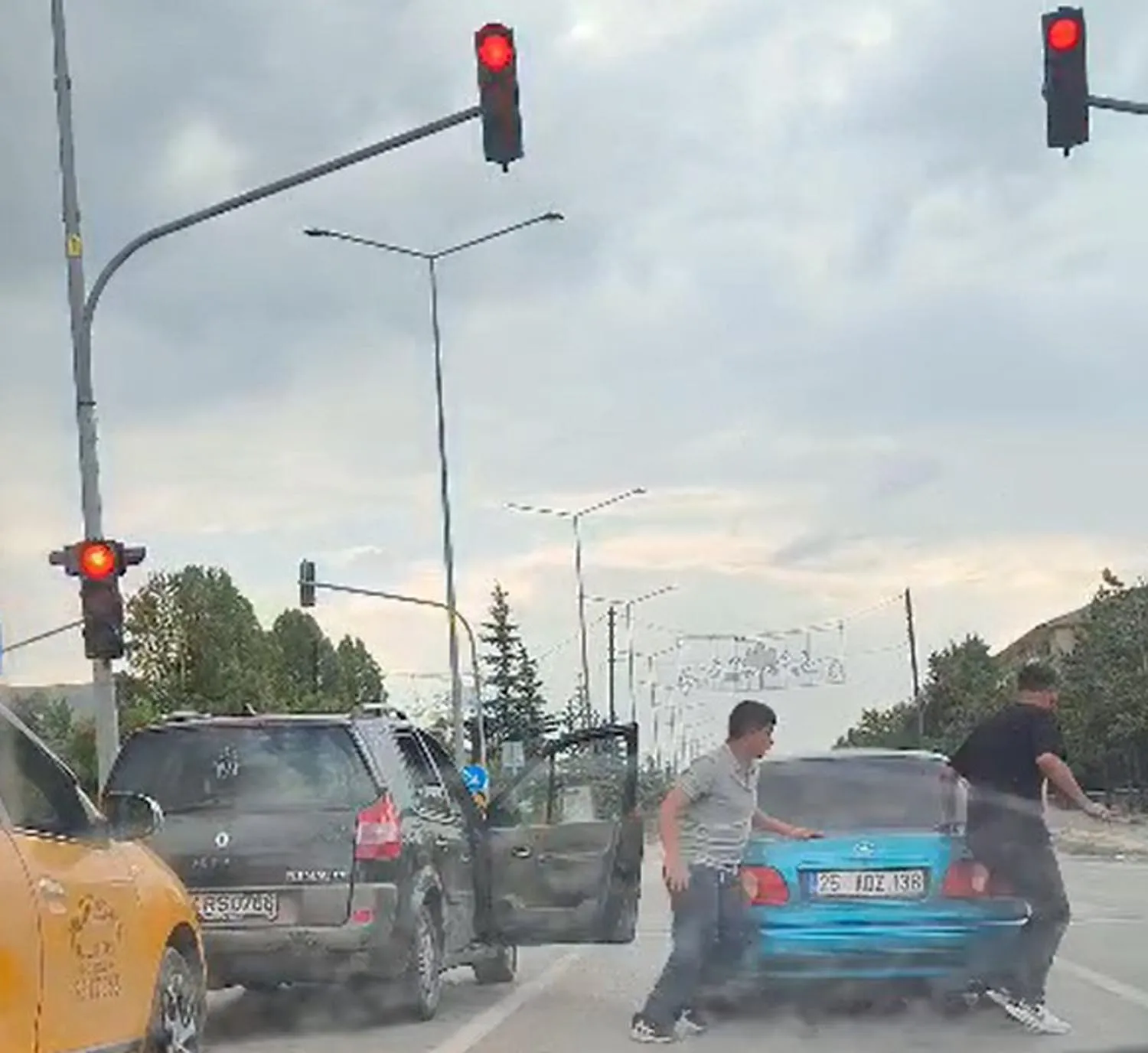 Erzurum trafiğinde bıçaklı kavga anı kameraya yansıdı