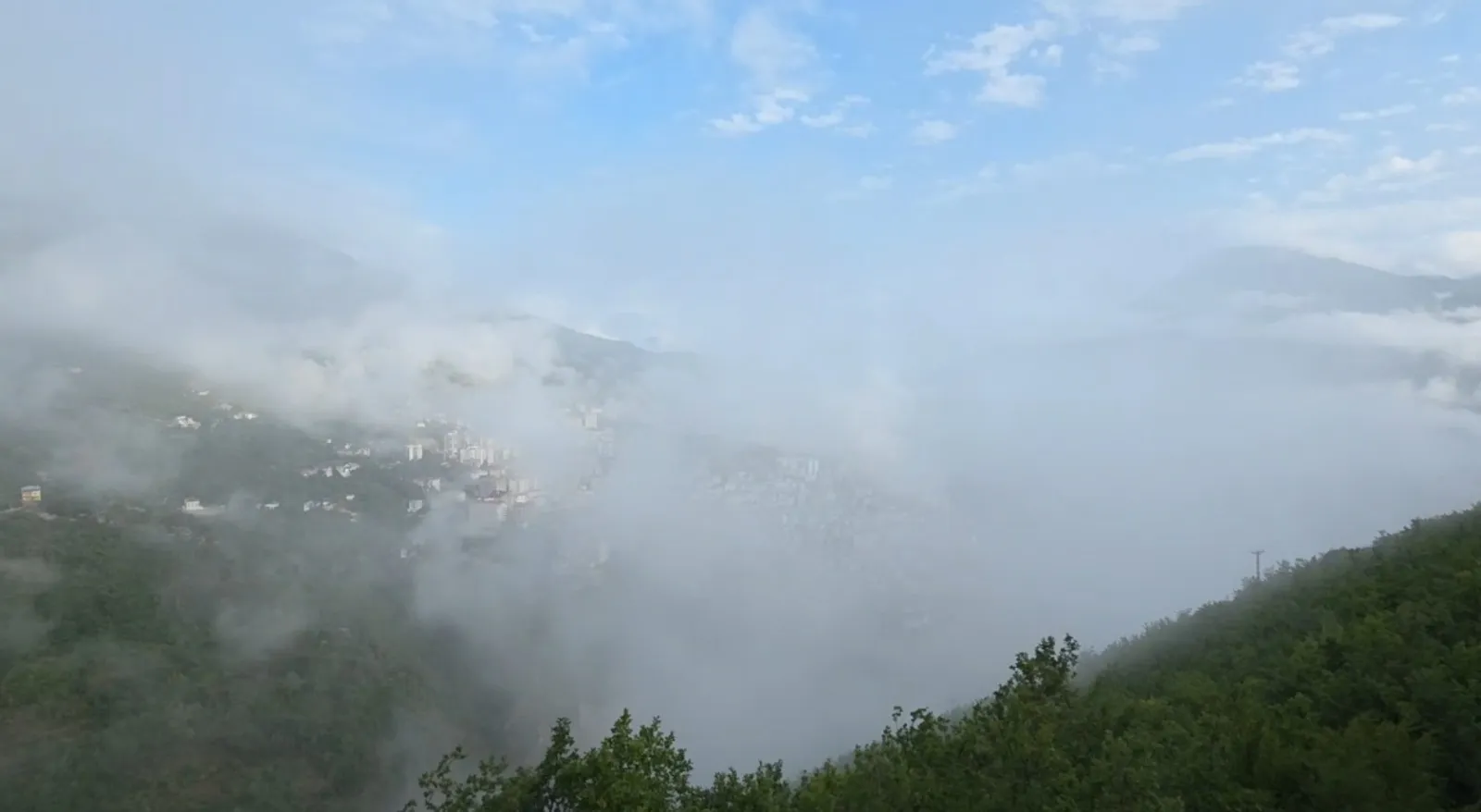 Artvin’i etkisi altına alan yoğun sis kartpostallık görüntüler oluşturdu