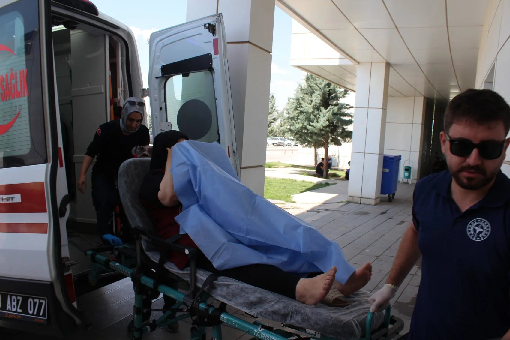 Aksaray'da evinde oturan kadın sokaktan açılan ateşle yaralandı