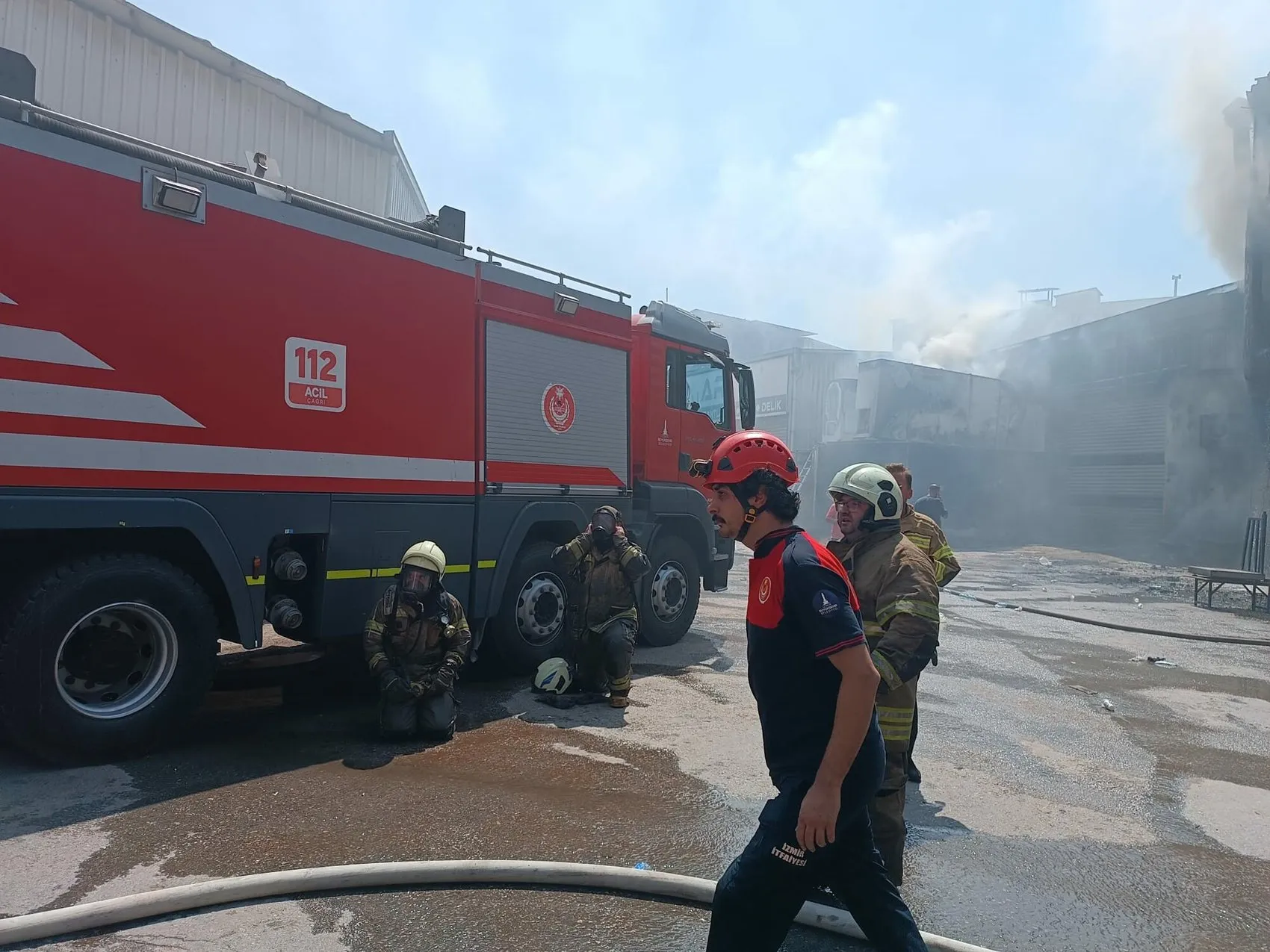 Buca'da sünger deposunda korkutan yangın