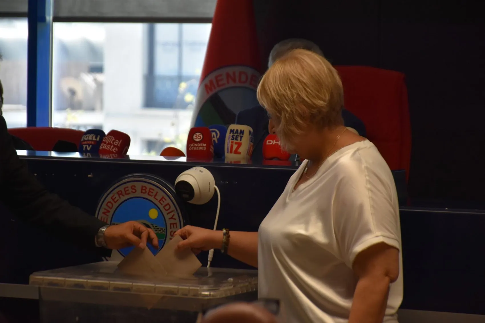Menderes Belediyesi’nde başkan vekilliği koltuğuna Asuman Şen oturdu