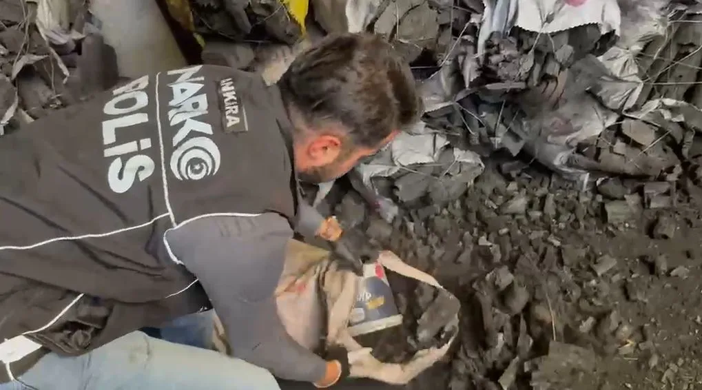 Kömürün arasına gizlemişler TIR'da 1,5 kilo esrar yakalandı