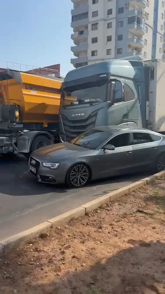 TIR şoförü tartıştığı otomobile çarpıp kaçtı, o anlar kamerada