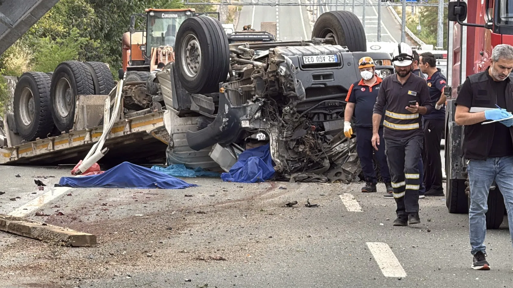 Çekici 500 metre ters yönde ilerledi İki kişi öldü, iş makinesi eve çarptı