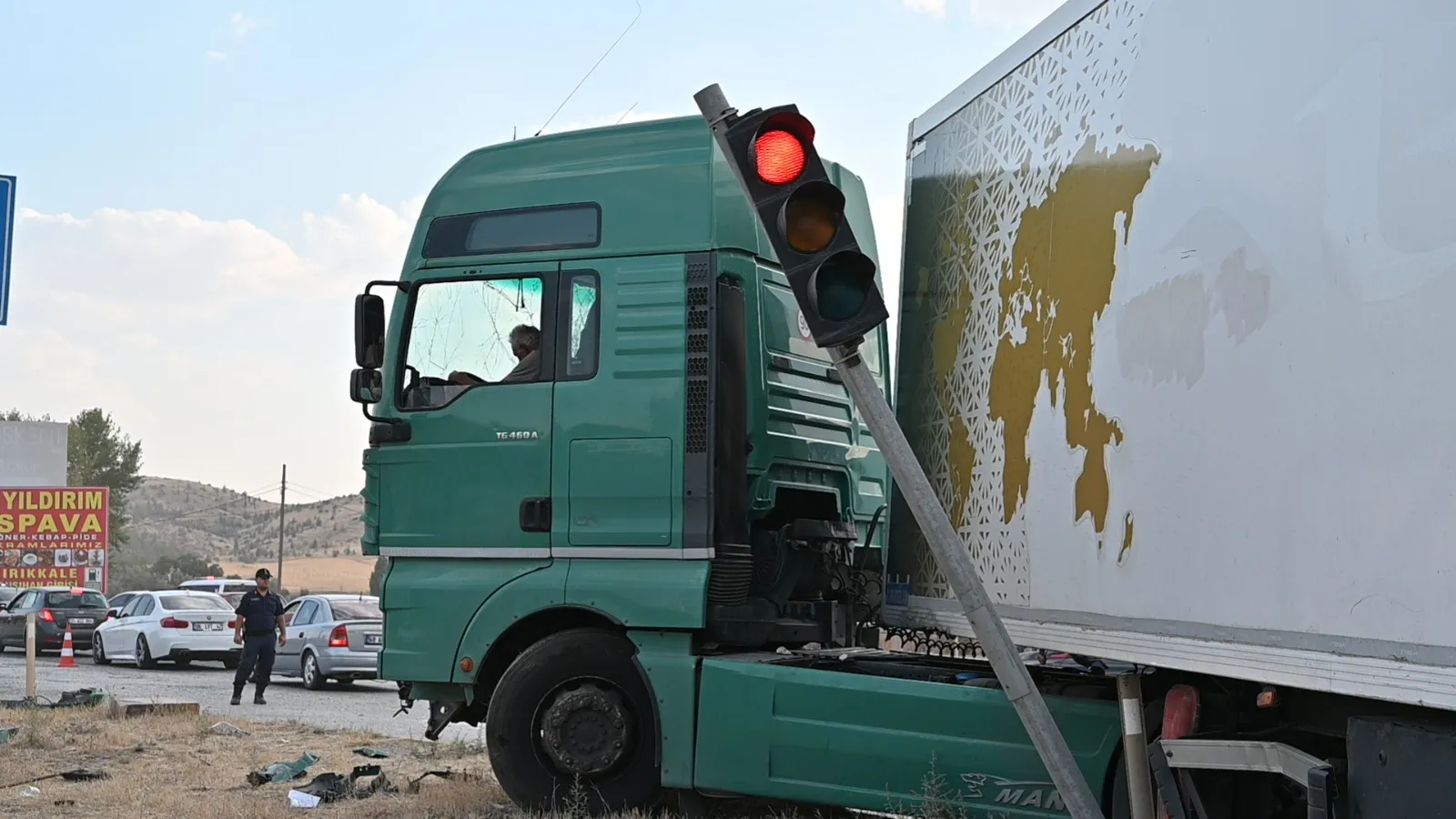 Kırıkkale'de zincirleme kaza Otobüs TIR'a, sonra kamyonete çarptı