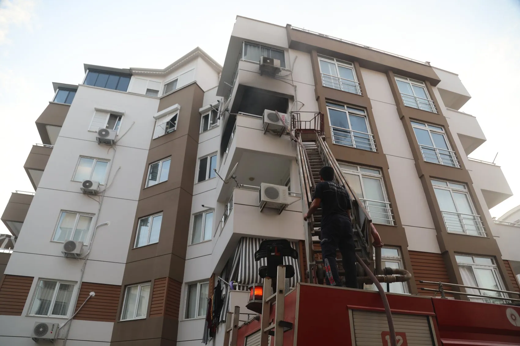Klimadaki yangın evi kül etti, bina tahliye edildi