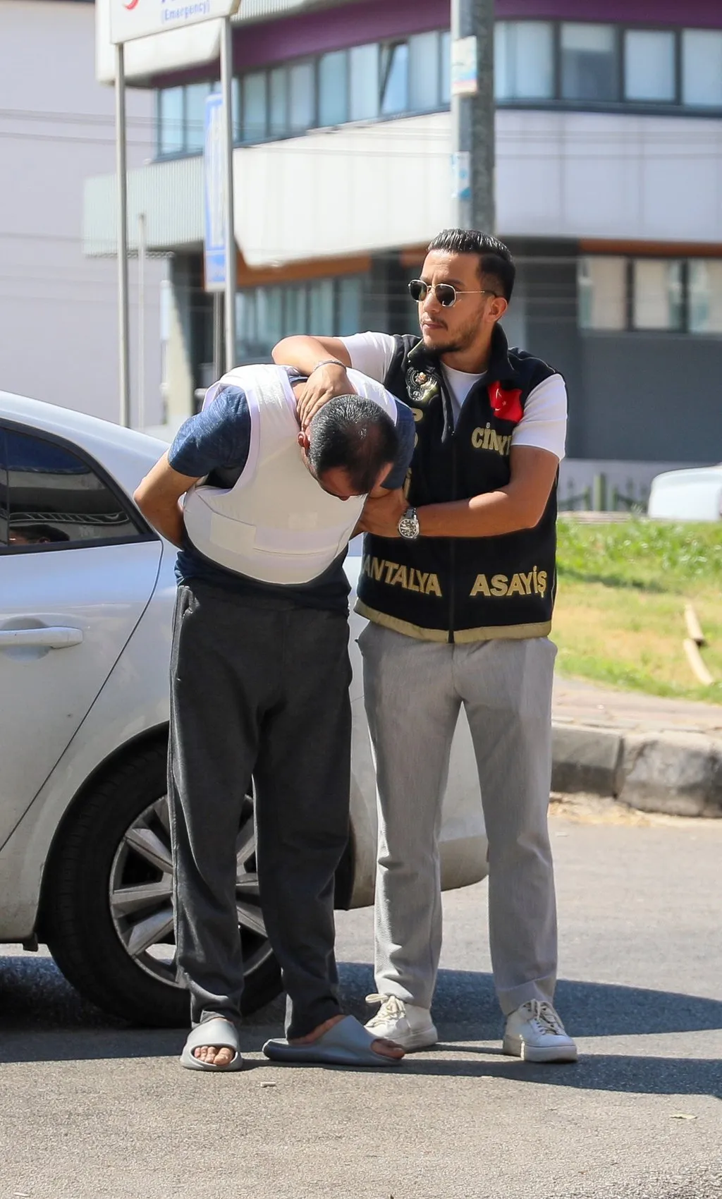 Perukla gelip 13 el ateş etti, silahı denize attı