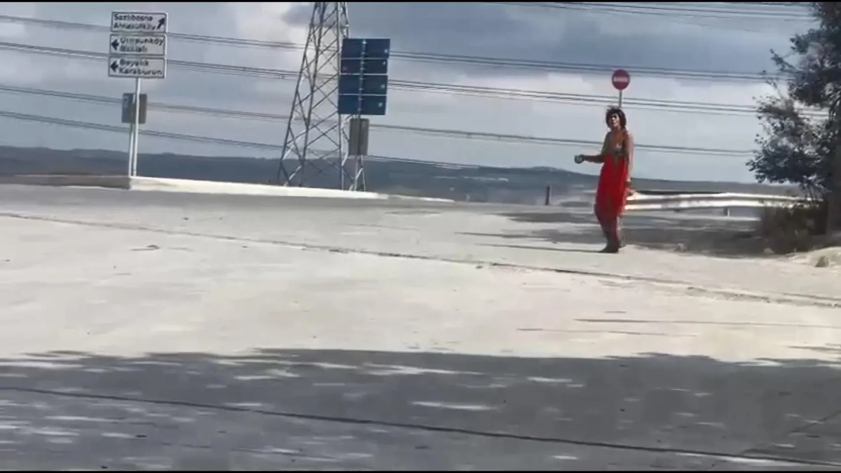 Hadımköy’de seyir halindeki araçlara taş fırlatan kadın, sürücülerin ve çevredekilerin tepkisini çekti. O anlar cep telefonu kamerasına yansıdı.